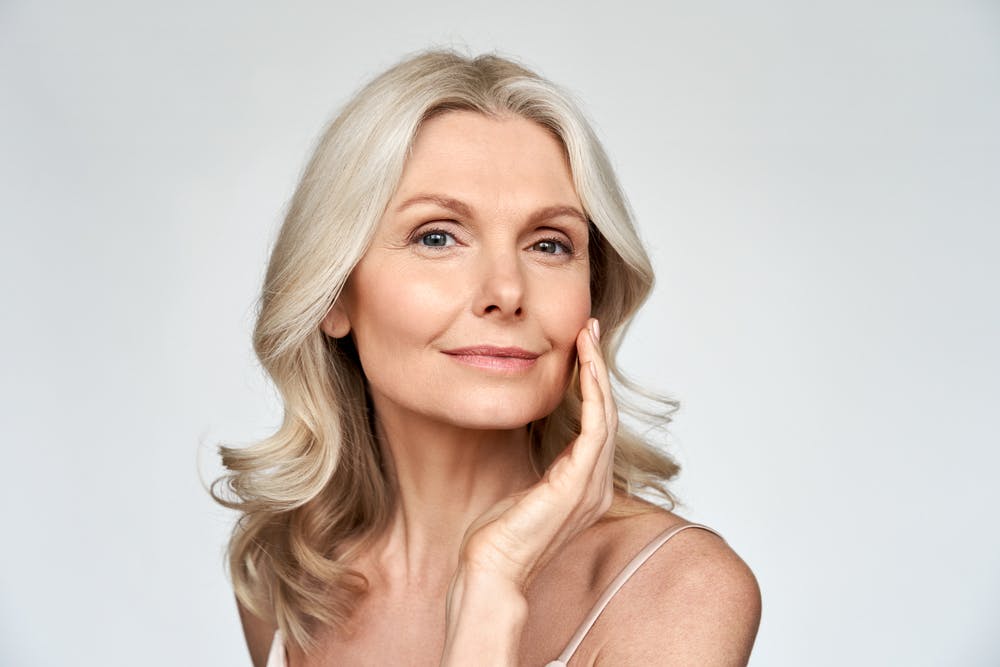 middel aged lady with clear skin on her face smiling